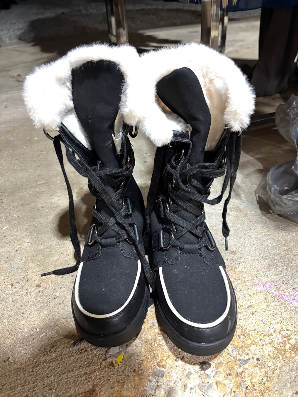Size: 7 Black Faux-Fur Trim Lace-Up Winter Boots